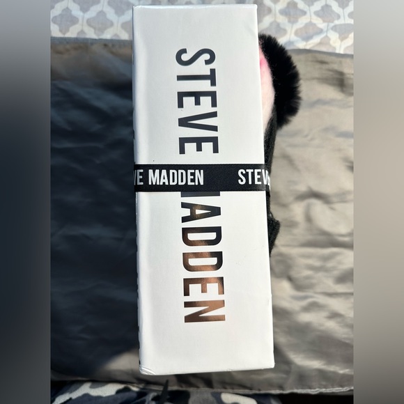 Steve Madden Bennie and Scarf Gift Set - Picture 2 of 4